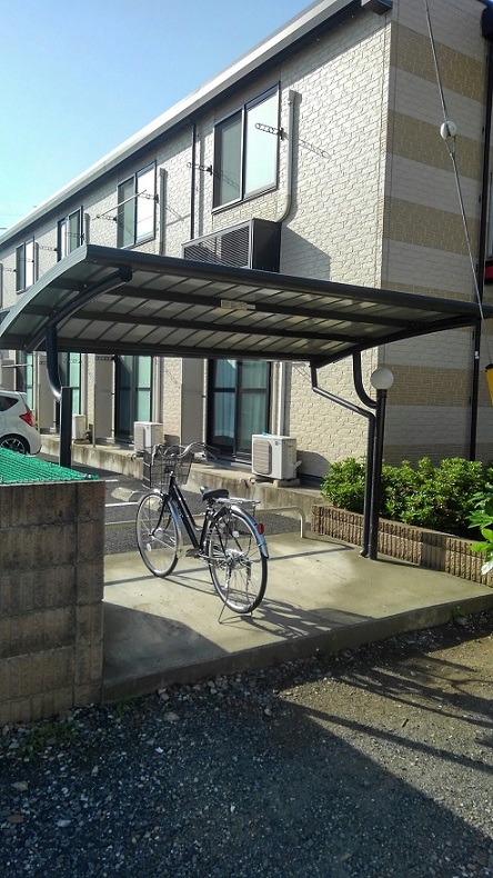 レオパレス関口101号室 屋根付駐輪場になります。