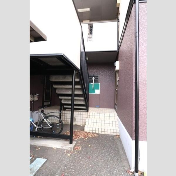 ニュー篠原ハイツ202号室 建物入口