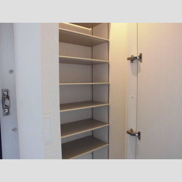 エトワールM　B棟 ♪玄関のシューズボックスです♪