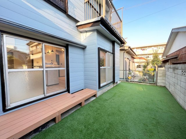 ペット健康館 志木　デザイナーズリノベ戸建 広い人工芝のお庭でペットと一緒に遊べます。ウッドデッキも完備