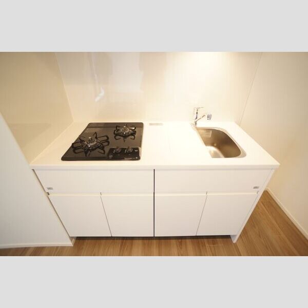 プライムメゾン錦糸町 2口ガスシステムキッチンです♪調理スペースを広げたい場合は、シンク台ををご活用ください♪ 