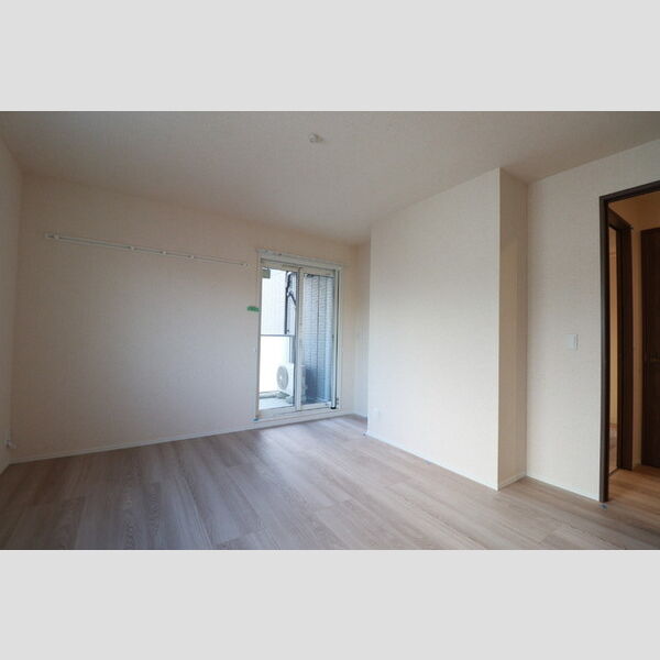 シェーンブルーメ横浜301号室 リビング