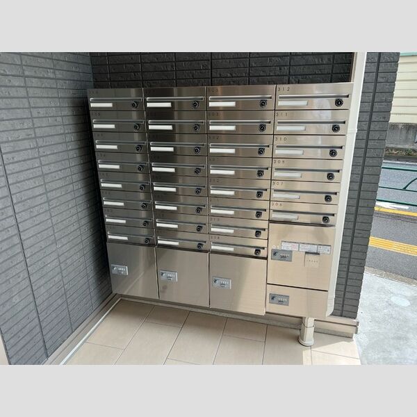 セレスティア大谷田305号室 集合ポスト　宅配ボックス
