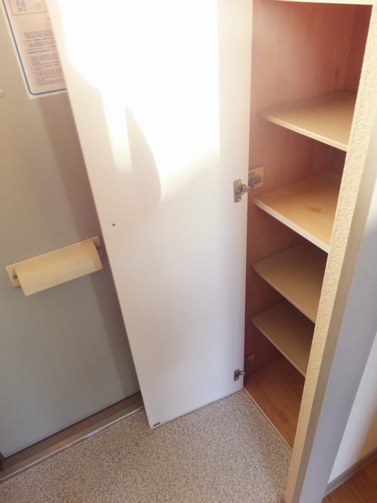 レオパレスＰａｔｉｏ101号室 靴箱の仕切りは変更可能です。