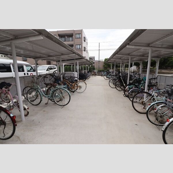 メゾンベルウッド 駐輪場