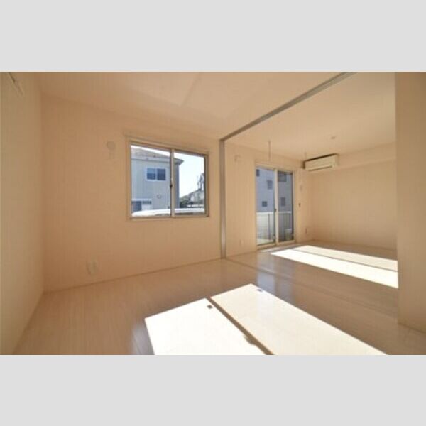 セシリエール101号室 居室とリビングダイニング