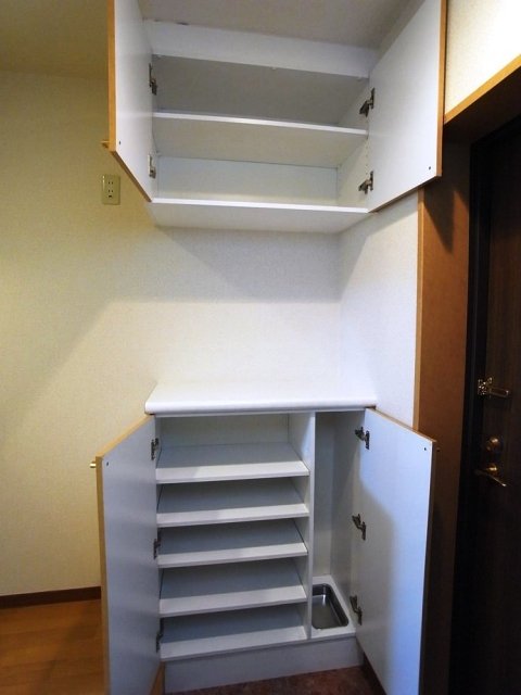 プラネット市ヶ谷1階 靴入