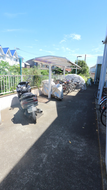 コリーヌ・F2階 駐輪場