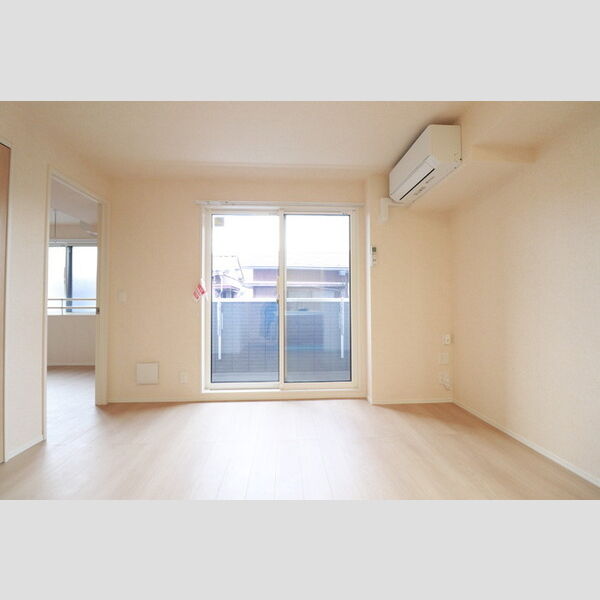 シェーンブルーメ横浜205号室 リビング