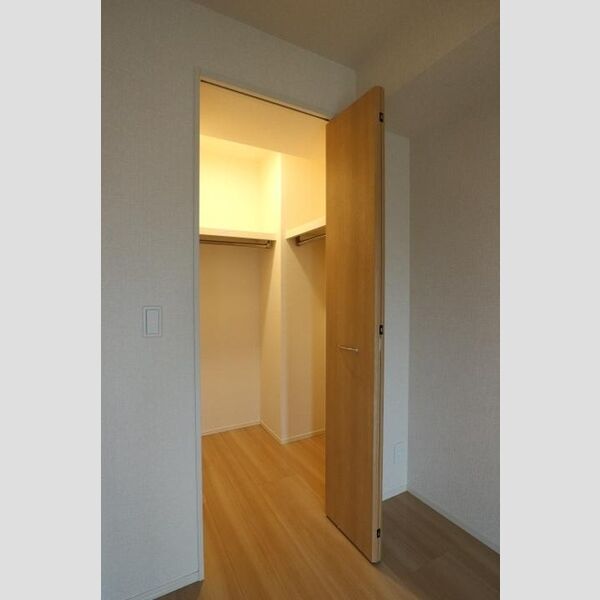 ホワイト・サラ ウォークインクローゼット