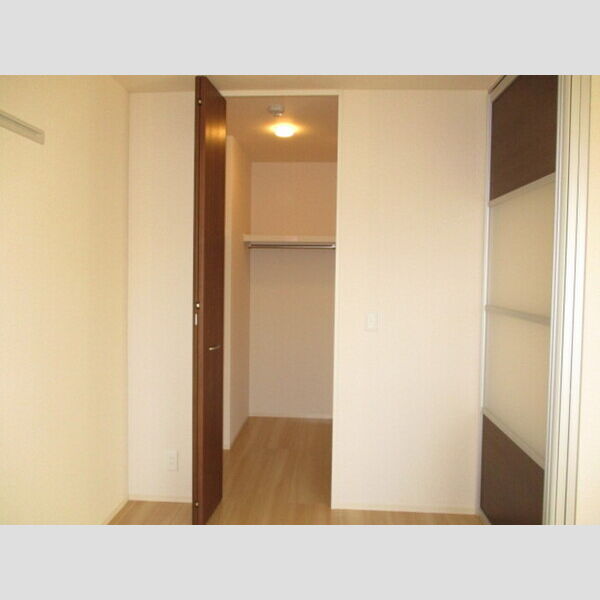 セレーノTー1 洋室①ウオークインクローゼット