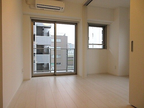 プレセダン板橋本町 DKからの洋室※2025.11同タイプ別部屋新築未入居時撮影