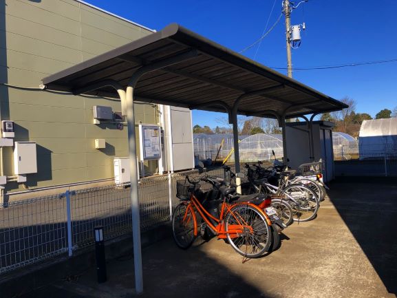 レオパレス追分台Ａ102号室 屋根付き駐輪場