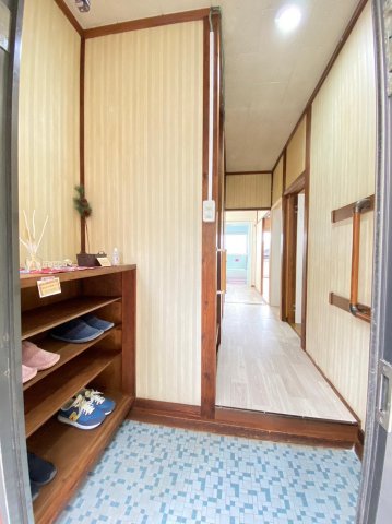 アルファ横浜 無垢の木製靴箱とタイル敷がアクセントのレトロな玄関