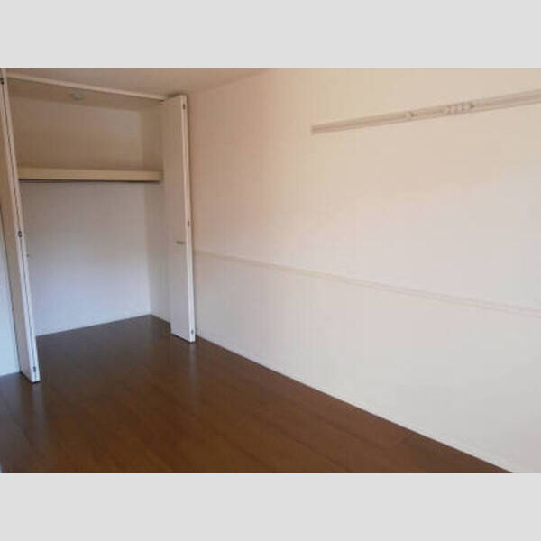 プリムヴェール302号室 LDKと続く洋室とクローゼット