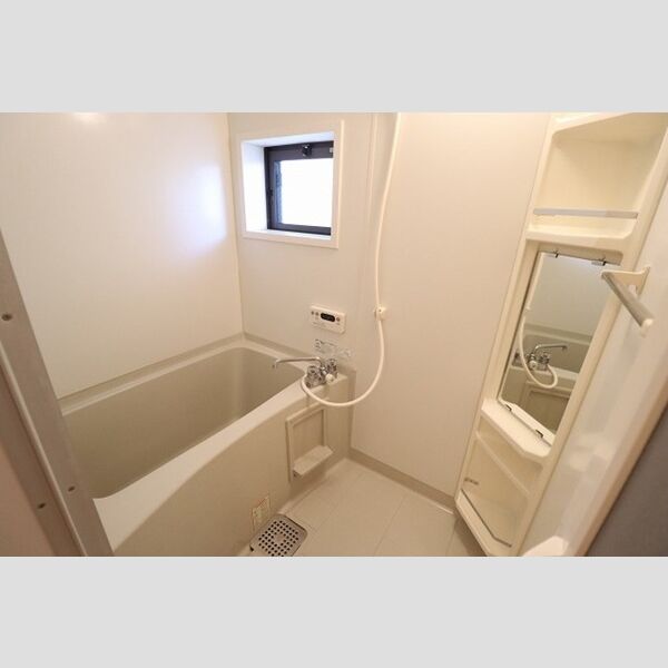 トミージュ103号室 追い焚き機能付きバス(窓付き)