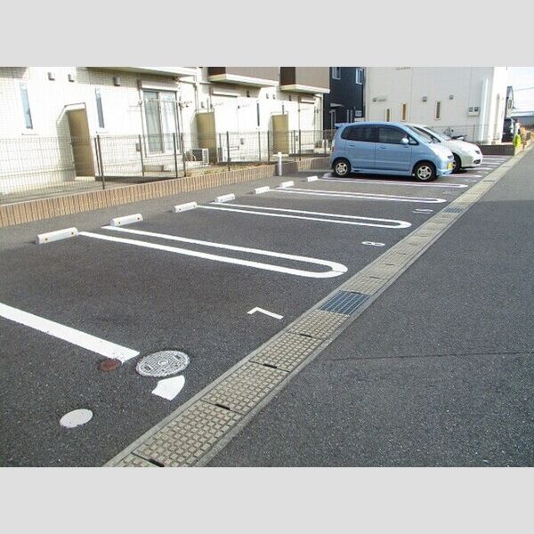 コンフォレスト 駐車場