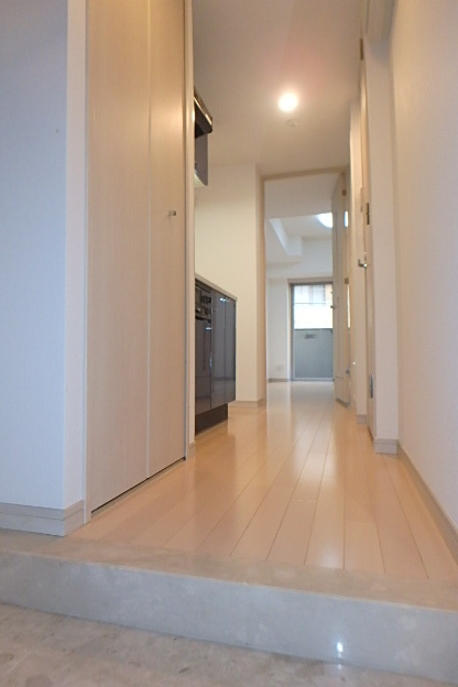 グランド・ガーラ横濱山下町3階 採光のとれた明るい玄関