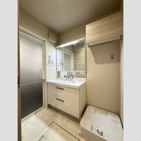 フレジア101号室 女子力向上にはシャンプードレッサーはマストアイテム♪洗濯機はもちろん室内!棚もあります♪