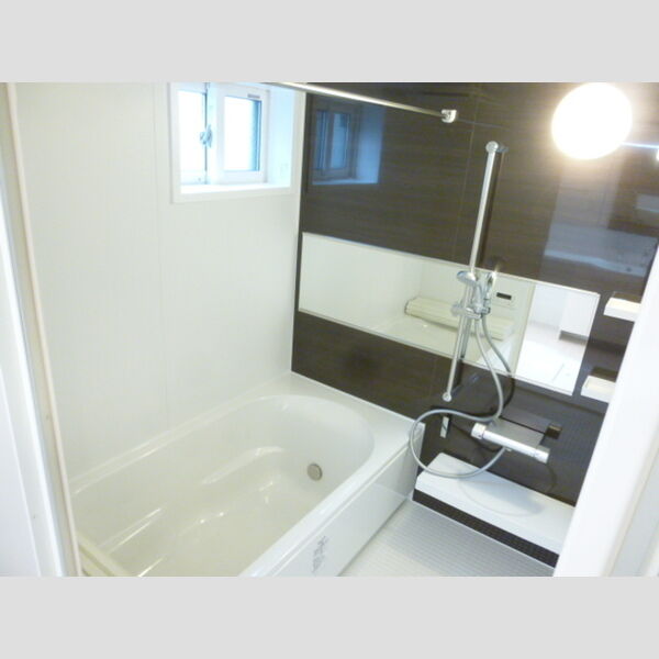 リビングNK原木中山201号室 1坪タイプ浴室(小窓付)