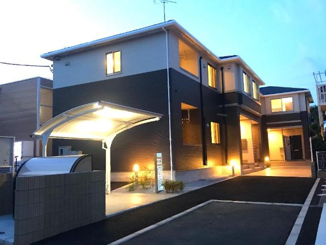 ラ・ペ 外観写真（夜）