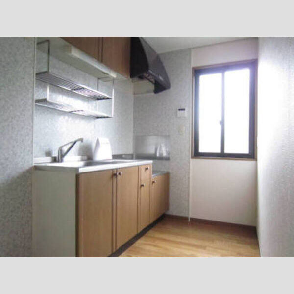 パルテノンロイヤル　A 窓付きの明るいキッチン