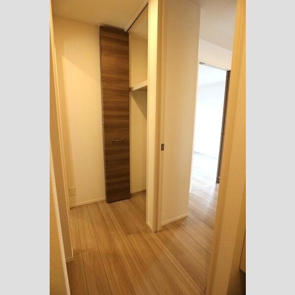 オーチャード ルームズ 玄関入口から廊下