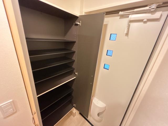 リノナル205号室 下駄箱