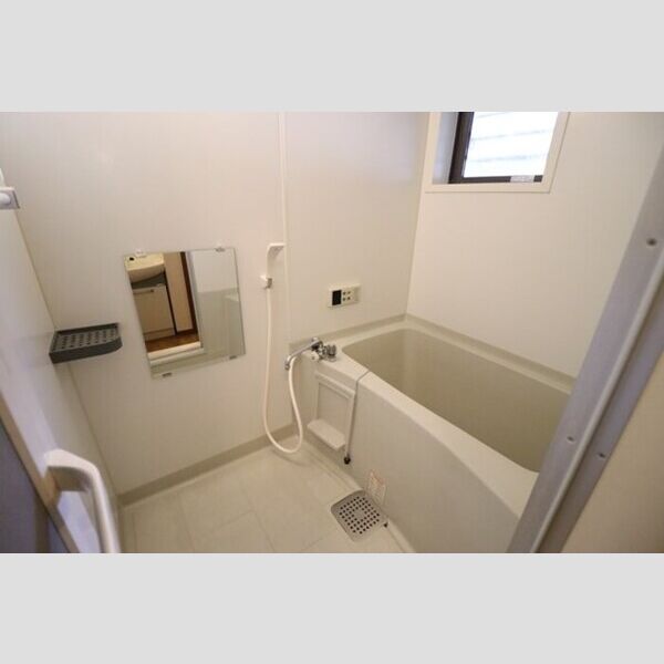 エクレーレ　B 追い焚き機能付きバス(窓付き)