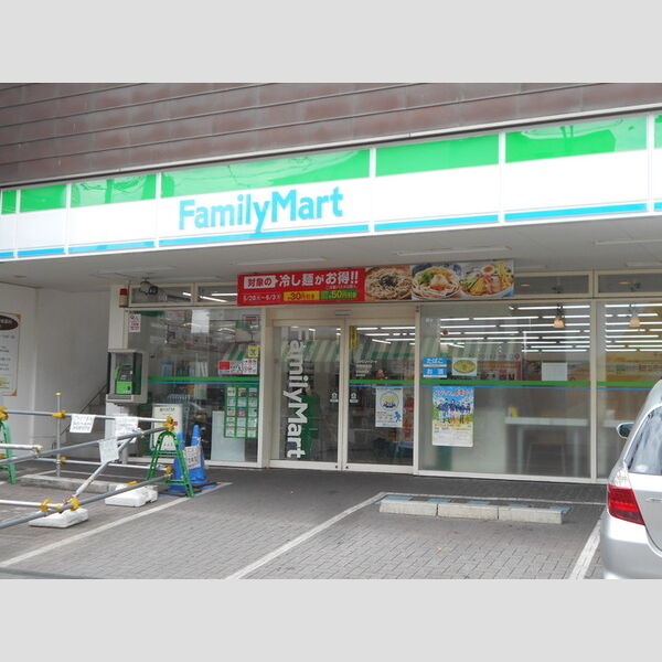 ルミエール輝 駅前ファミリーマート