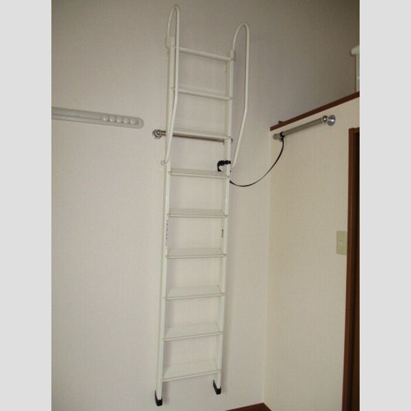 ルミエール202号室 ロフト用はしご