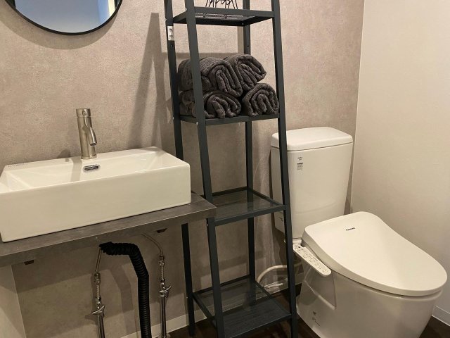 ザ・浅間台202号室 シンプルな洗面と新品のトイレ（ウォッシュ付）となります。