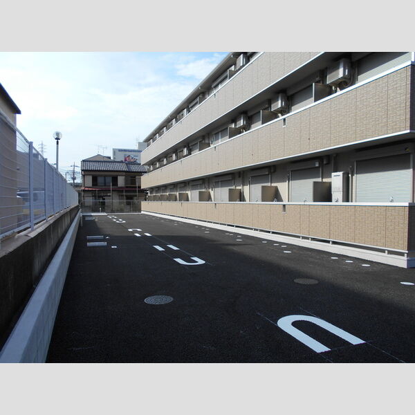 ロイヤルヒル越谷106号室 駐車場