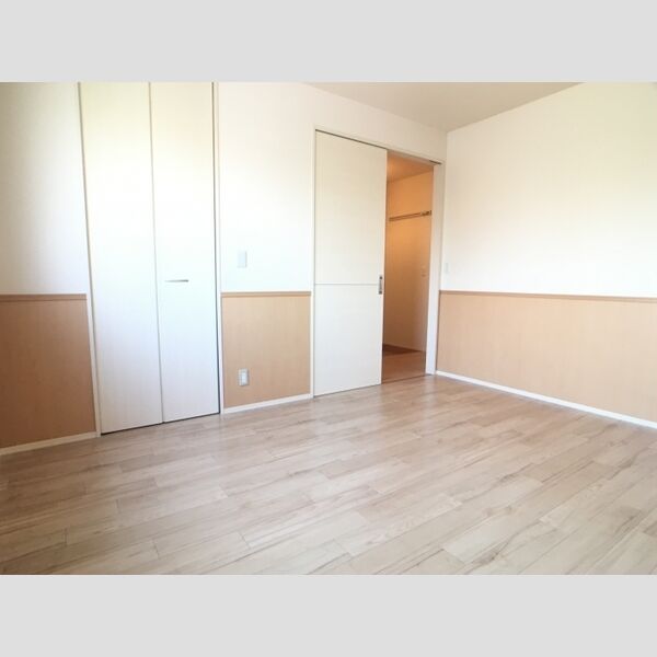 シェリール105号室 玄関側洋室です♪