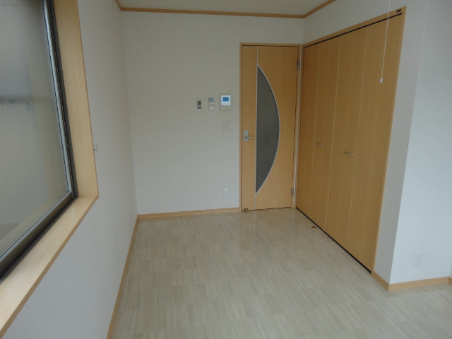 サンライズコート下総中山1階 7.6帖の広い洋室