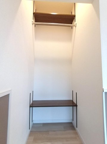 MIHARASHI 東武練馬・西台戸建 クローゼットは可動式棚が2か所。収納2か所あり