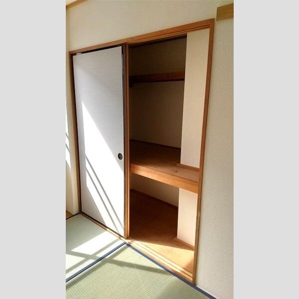 メゾン・ファミール 物入(和6)