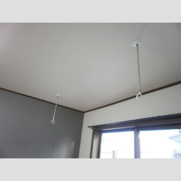 ガーデンハイツ103号室 雨の日でも洗濯物が干せる室内物干を付けました♪