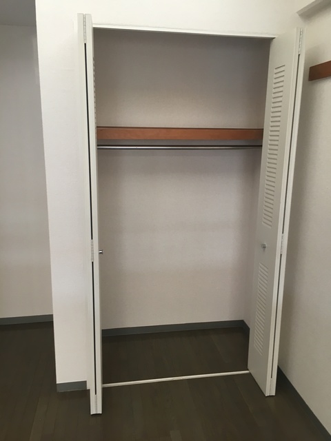 ラフィーネ横浜0703号室 洋室１　収納　※別号室の参考写真(現況優先・仕様違いの場合あり)
