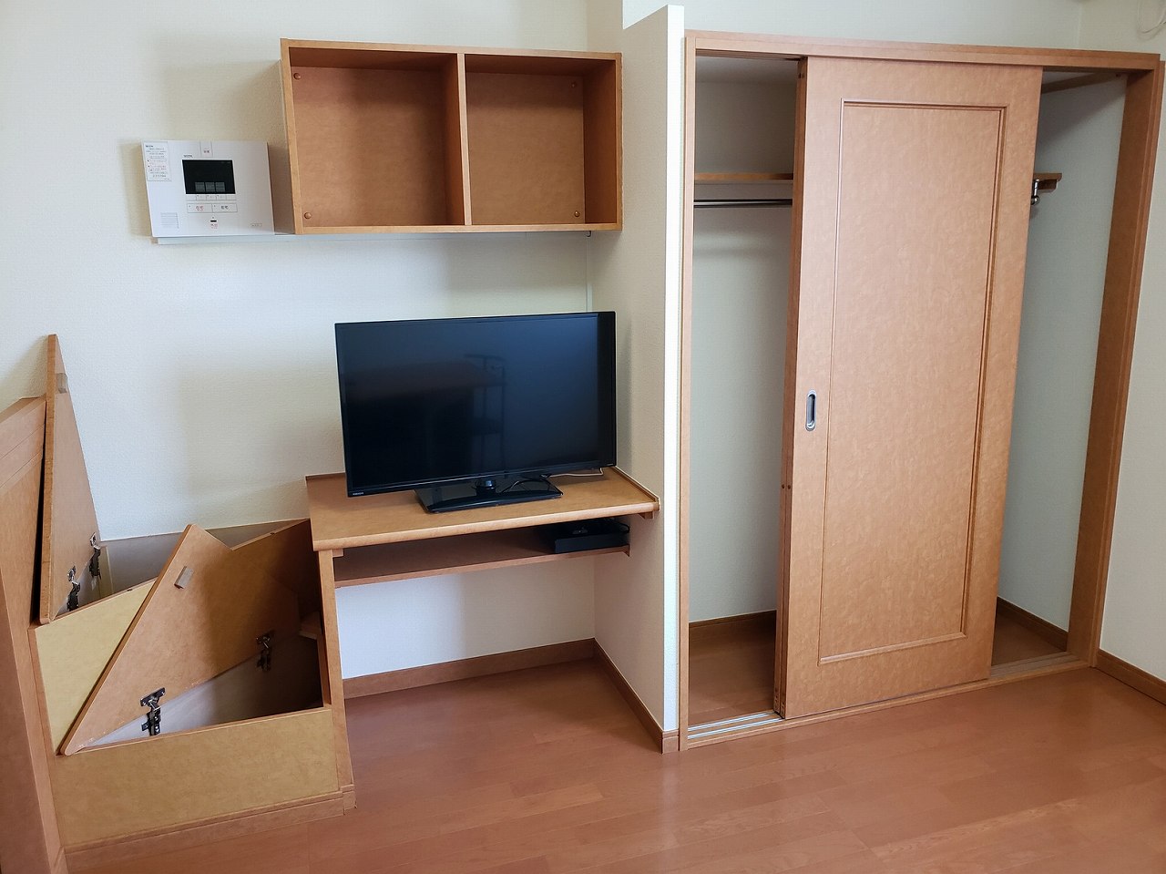 レオパレスグランディア 衣類がたくさん掛けられる２面クローゼット