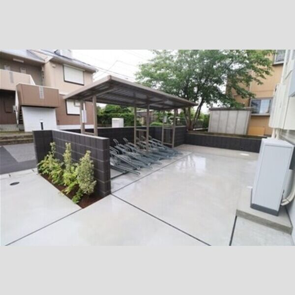 【つつこ】フリージア 駐輪場