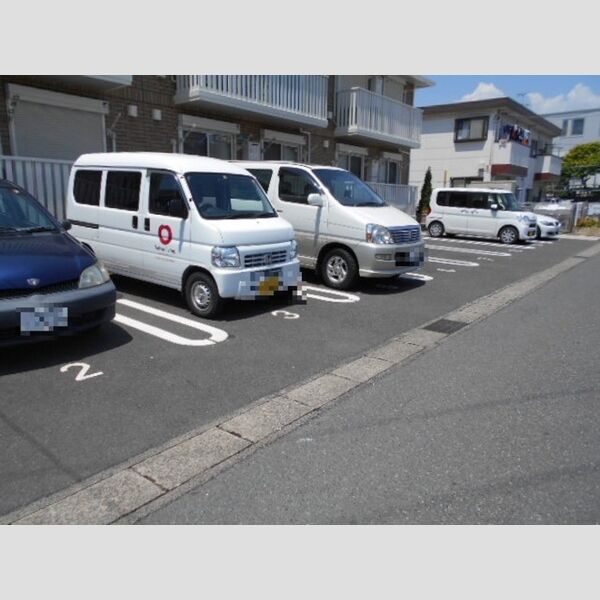 アズール　B203号室 駐車場