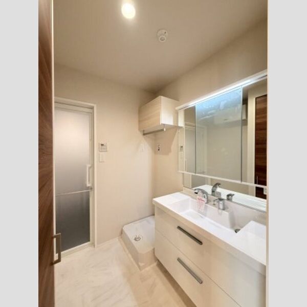 フレジア301号室 女子力向上には広めのシャンプードレッサーはマストアイテム♪