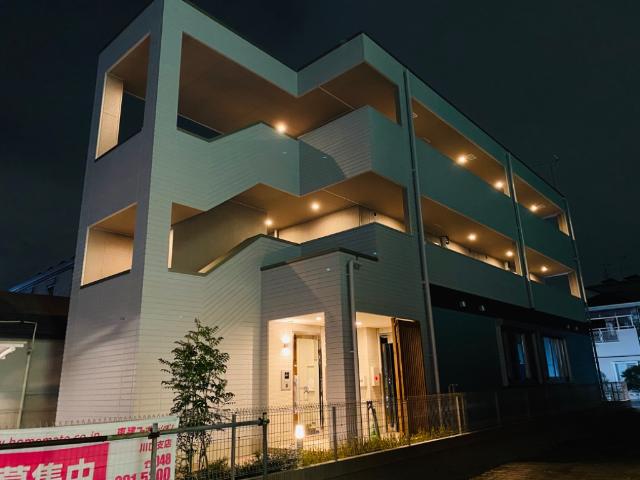 マノワールⅢ 外観写真（夜）