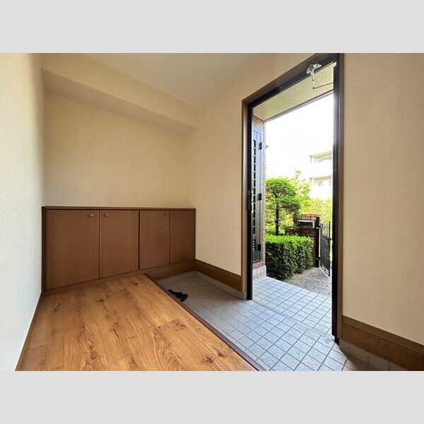 ロイヤルガーデン　壱～七番館3102号室 玄関