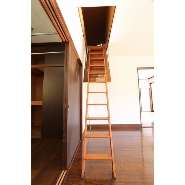 中村貸家 天井部屋格納階段