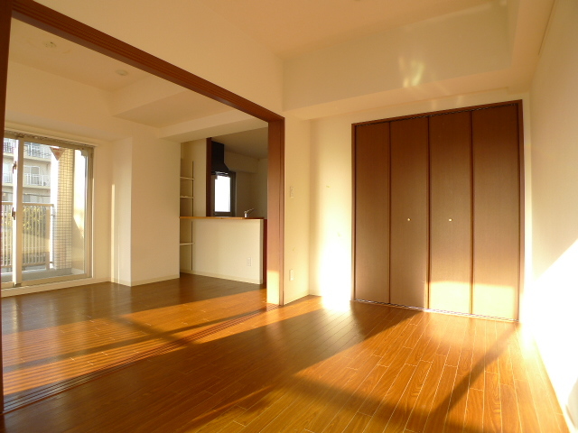 ラフィネパルク新浜0301号室 リビング