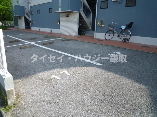 コーポ白百合　Ｅ棟 敷地内に駐車場あります