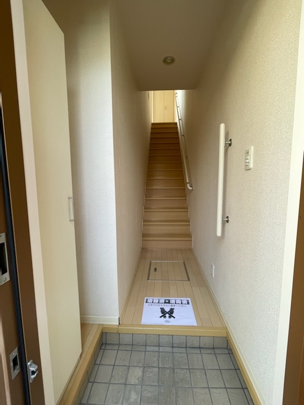 リューズコート2階 玄関