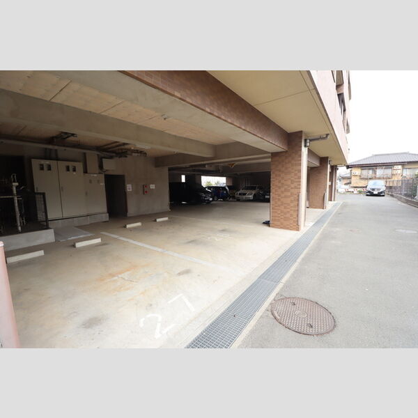 ソレイユ華 駐車場